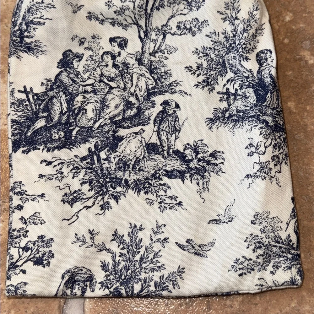 Elegant Toile Print 🍷 Bag with Navy Ribbon